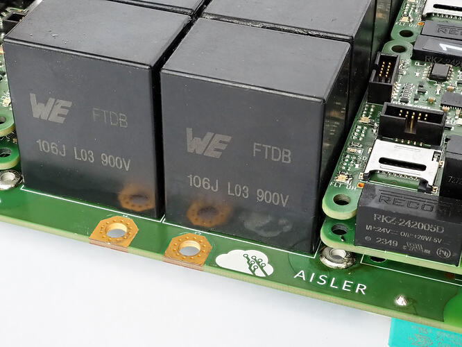 Twelve 10 µF, 900 V DC link capacitors provide 120 µF of nominal bulk capacitance